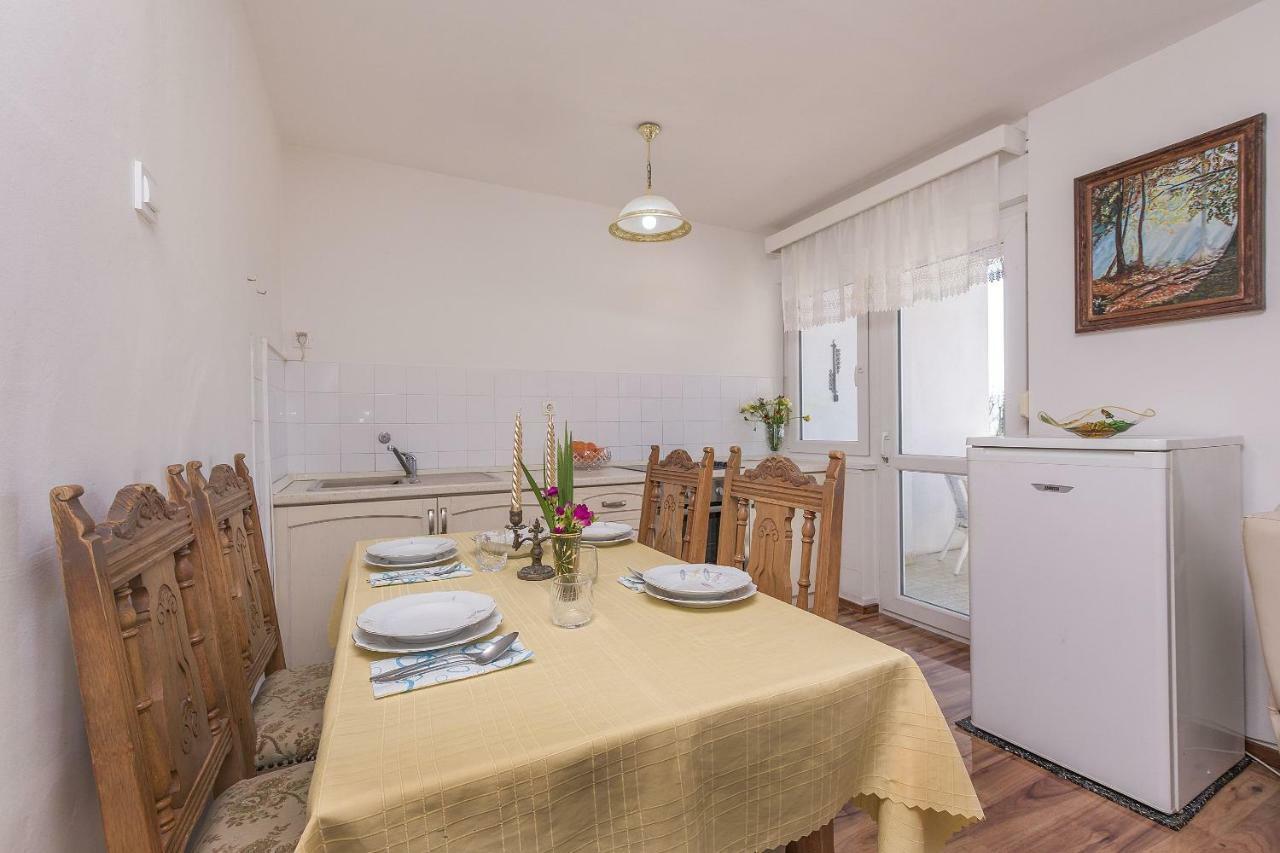 Apartment Nansy Omis Exterior photo